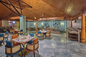 Desayuno buffet todos los días (con cargo) 