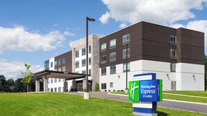 A Holiday Inn Express & Suites building with a modern design, featuring a flat roof, large windows, and a covered entrance. - Holiday Inn Express & Suites Reedsburg - Dells Area by IHG (Reedsburg)