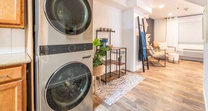 Stylish-Serene Midtown Getaway: Retreat for Two