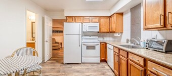 Stylish-Serene Midtown Getaway: Retreat for Two