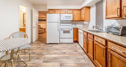 Stylish-Serene Midtown Getaway: Retreat for Two