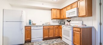 Midtown Modern - Stylish 2BR Lodging in Reno