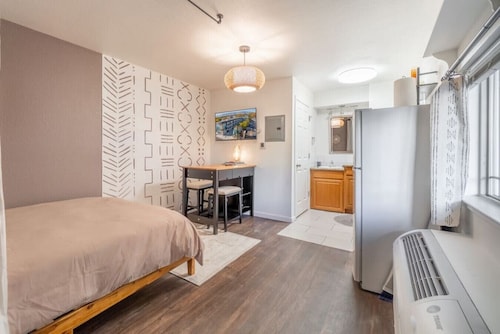 Midtown Getaway: Trendy Studio Heart of Reno