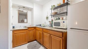 Fridge, microwave, stovetop, dishwasher