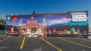 En väggmålning som föreställer Reno, Nevada, med en neonreklamskylt som lyder: ”Världens minsta storstad”.