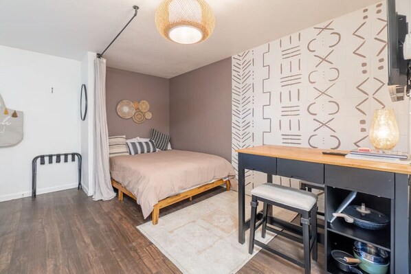 Iron/ironing board, travel cot, WiFi, bed sheets