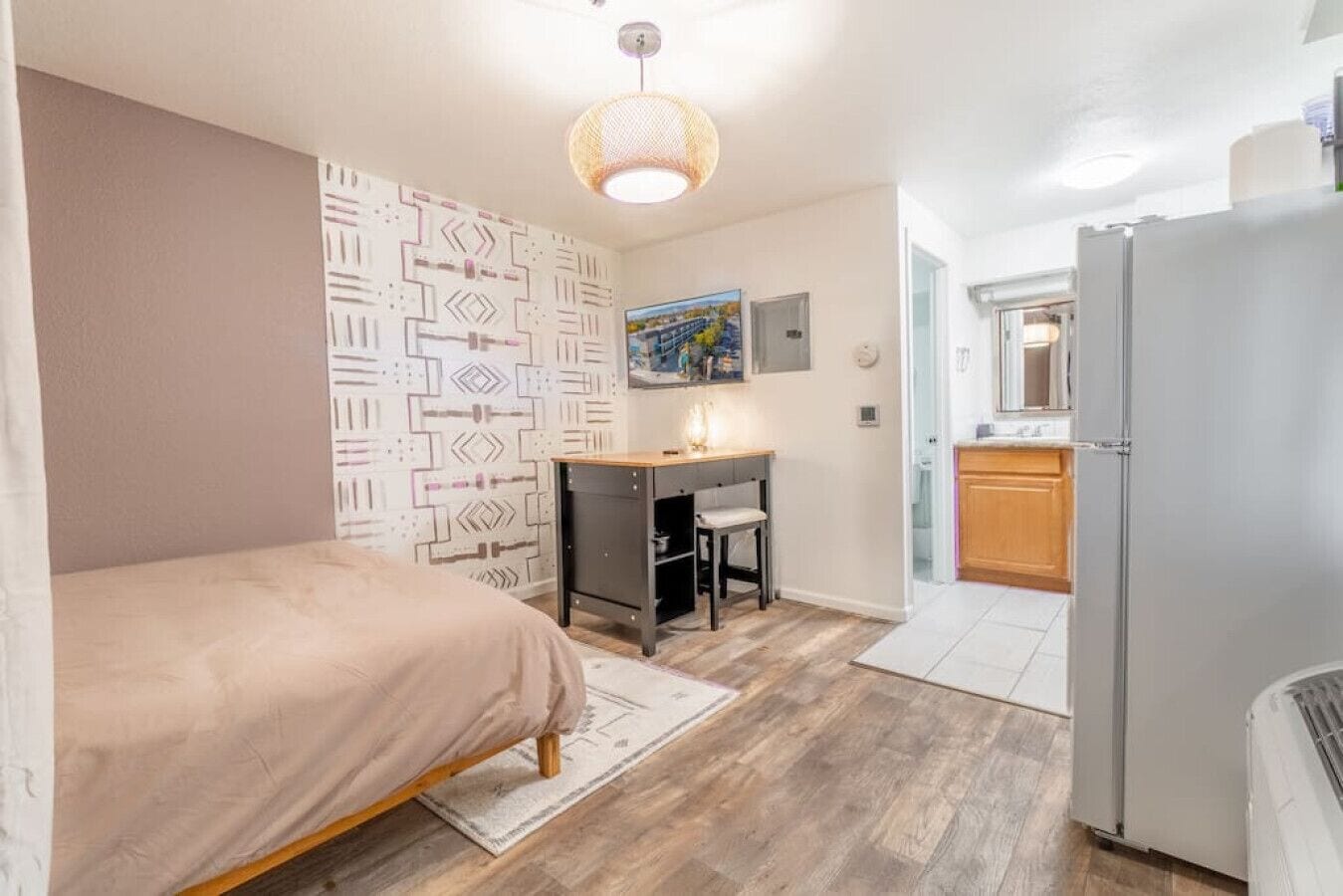 Tabla de planchar con plancha, cuna de viaje, wifi y ropa de cama 