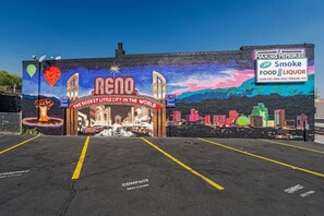 Onsite parking - Modern Haven: Chic Studio Getaway (Reno)