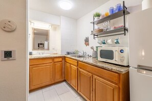 Kühlschrank, Mikrowelle, Herdplatte, Geschirrspüler