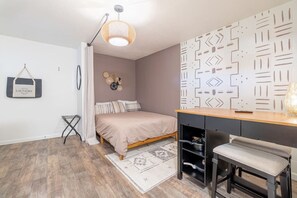 مكواة/لوح كي وسرير سفر وواي فاي وملاءات أسرّة