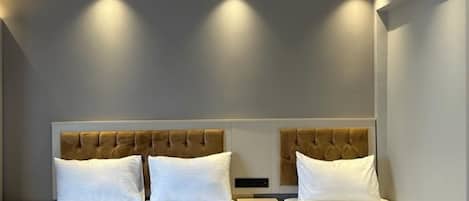 Standard-Dreibettzimmer | Minibar, Zimmersafe, schallisolierte Zimmer, kostenloses WLAN