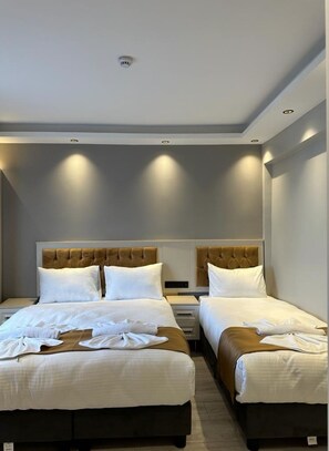 Standard-Dreibettzimmer | Minibar, Zimmersafe, schallisolierte Zimmer, kostenloses WLAN