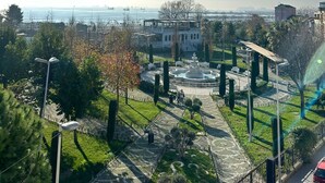 A park with a fountain, pathways, and a view of the sea. - Sareban Hotel Istanbul  (Istanbul)