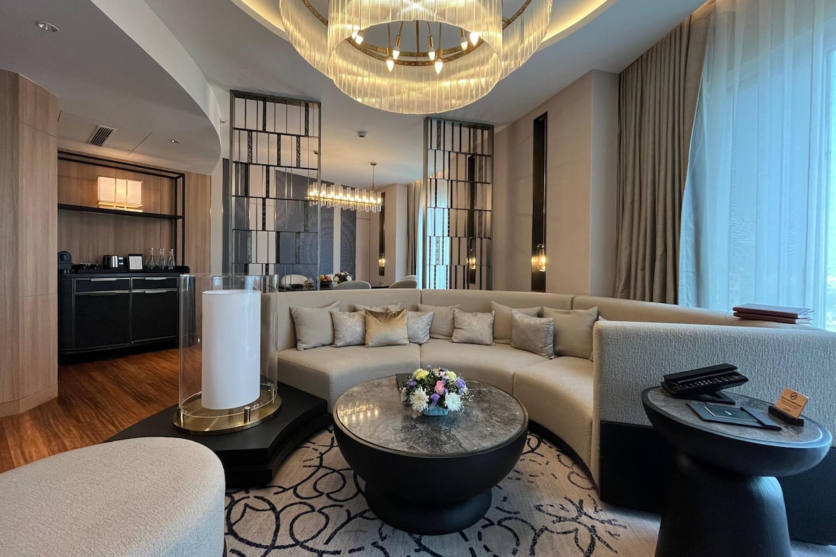Presidential-Zimmer, 1 Schlafzimmer | Wohnbereich | Smart-TV, Bücher