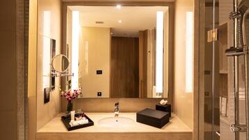 Rainfall showerhead, free toiletries, hair dryer, bathrobes