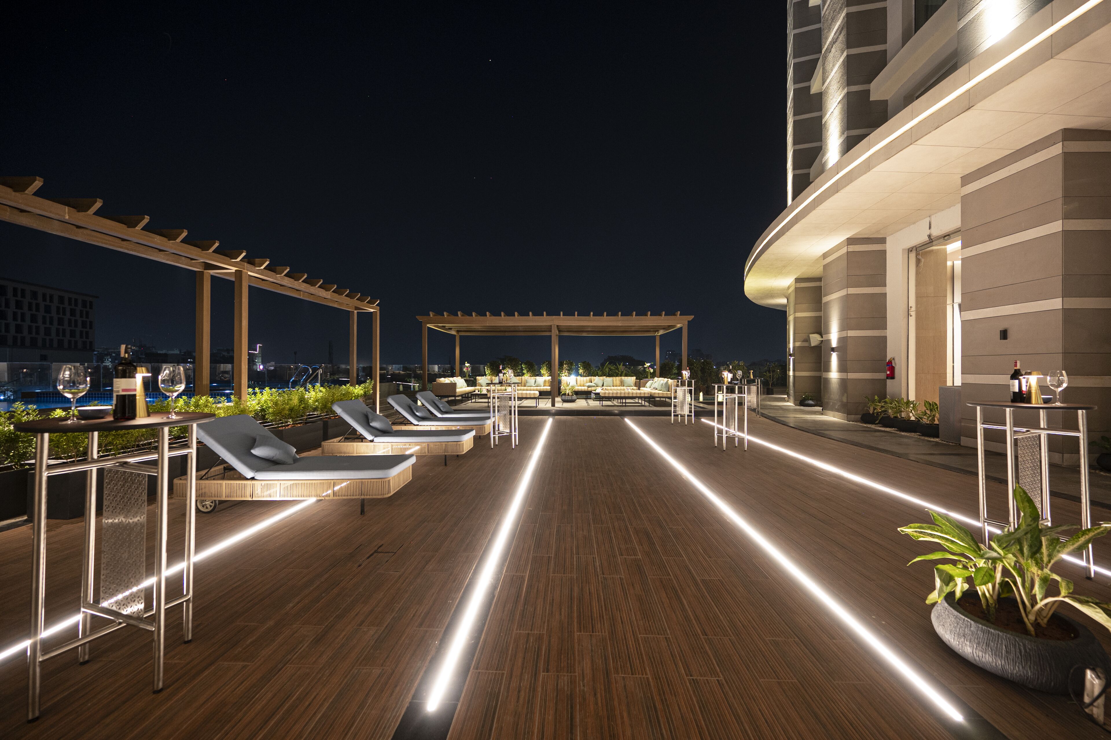 Una piscina al aire libre, cabañas de piscina gratuitas, sombrillas