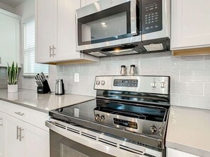 Fridge, microwave, oven, stovetop - Deluxe Stay/ Private Pool, Gameroom & Clubhouses (Davenport)