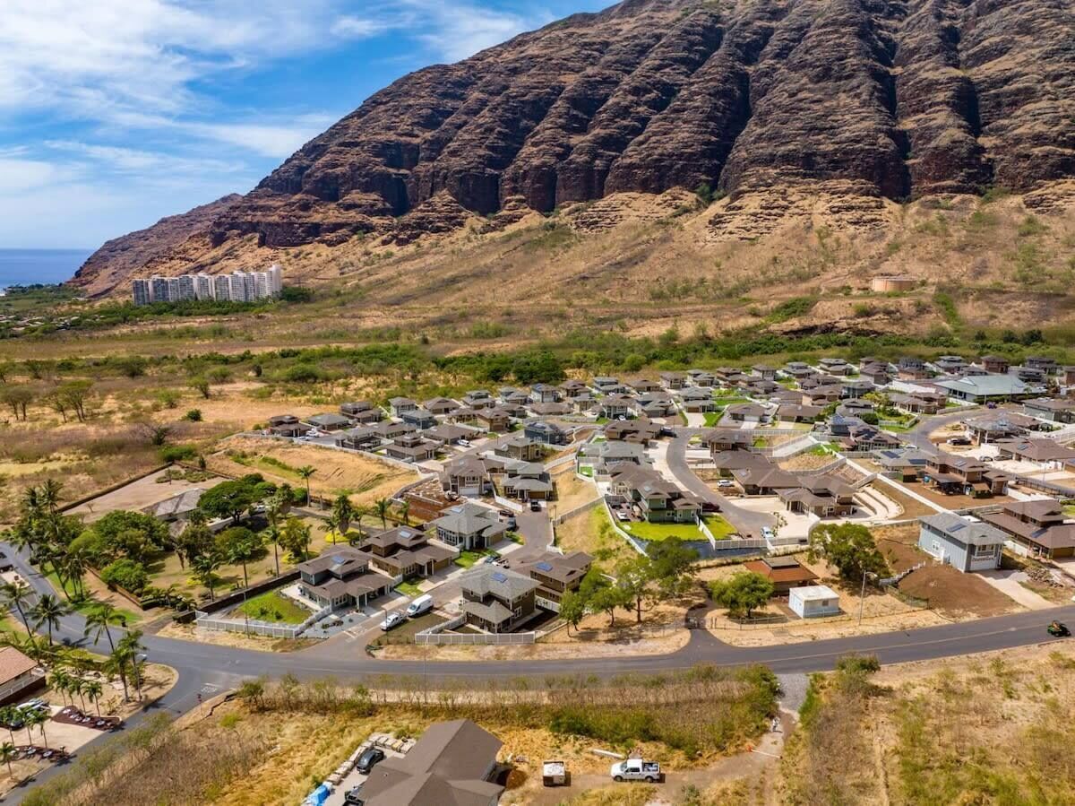 Zona residencial con casas, carreteras y montañas al fondo.