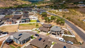 Un barrio residencial con casas, calles y una montaña de fondo.