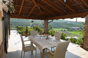 Outdoor dining - EdMo: Shelter among the vineyards - OSASCA Chamber (Piemonte)