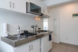 Fridge, microwave, stovetop, coffee/tea maker - w* | Fabulous 3BR with Balcony in Barranco (Barranco)