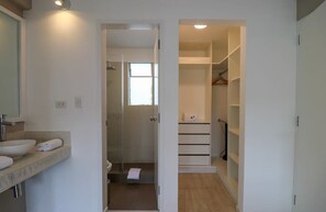 Een douche, een haardroger, handdoeken