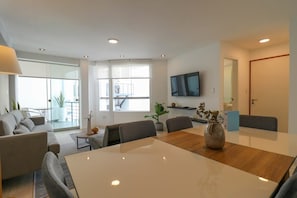 Interior - w* | Engaging 3BR with Balcony in Barranco (Barranco)