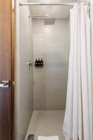 Regadera, secadora de cabello, toallas