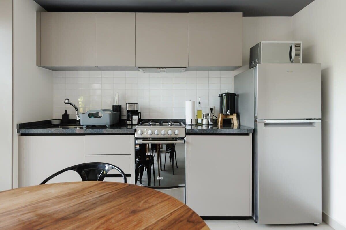 Refrigerador, microondas, parrilla de estufa y cafetera y tetera 