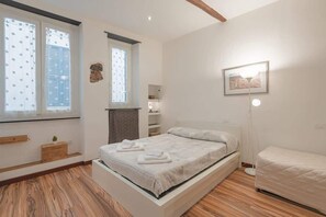 1 habitación, tabla de planchar con plancha, wifi gratis y ropa de cama 