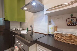 Fridge, oven, stovetop, coffee/tea maker