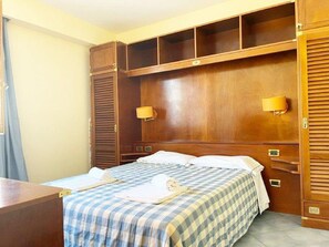 1 bedroom, bed sheets