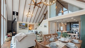 Um amplo loft com área de refeições, cozinha e sala de estar.