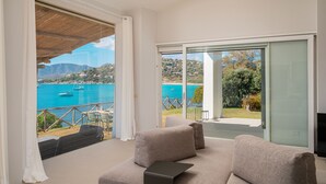 Een balkon met uitzicht op zee en bergen.