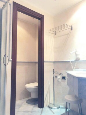 Douche, séchoir à cheveux, bidet, serviettes fournies