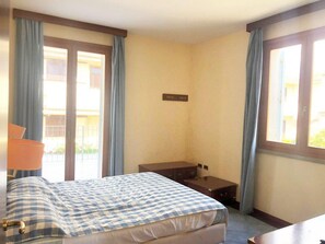 1 bedroom, bed sheets - 6 Suite Ponente, primo piano, doppio balcone, bagno con doccia (Cecina)