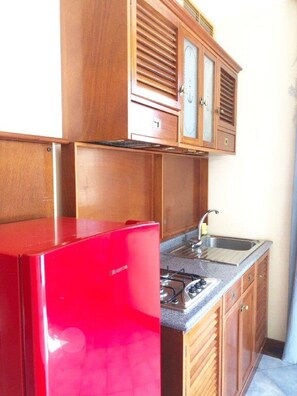 Private kitchen - 6 Suite Ponente, primo piano, doppio balcone, bagno con doccia (Cecina)