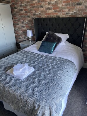 3 bedrooms, iron/ironing board, WiFi, bed sheets - Holiday Cottage, Yorkshire Coast, Parking, 3 Bedrooms Sleeps 6 (Skipsea)