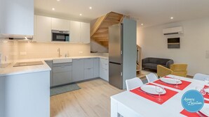 Kylskåp, mikrovågsugn, ugn och diskmaskin