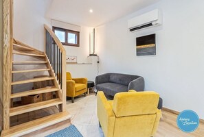 TV - Renovated Chalet in the Heart of Menthon (Menthon-Saint-Bernard)