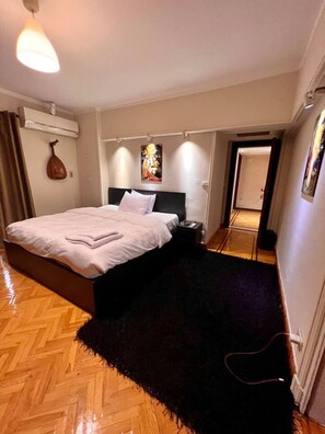 2 bedrooms, desk, WiFi, bed sheets