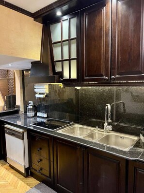 Refrigerador, horno y cafetera y tetera