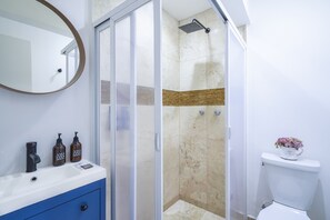 Ducha, secador de pelo y toallas
