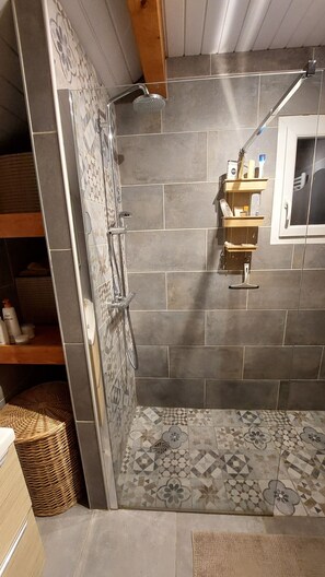 Secadora de cabello, bidet, toallas, jabón