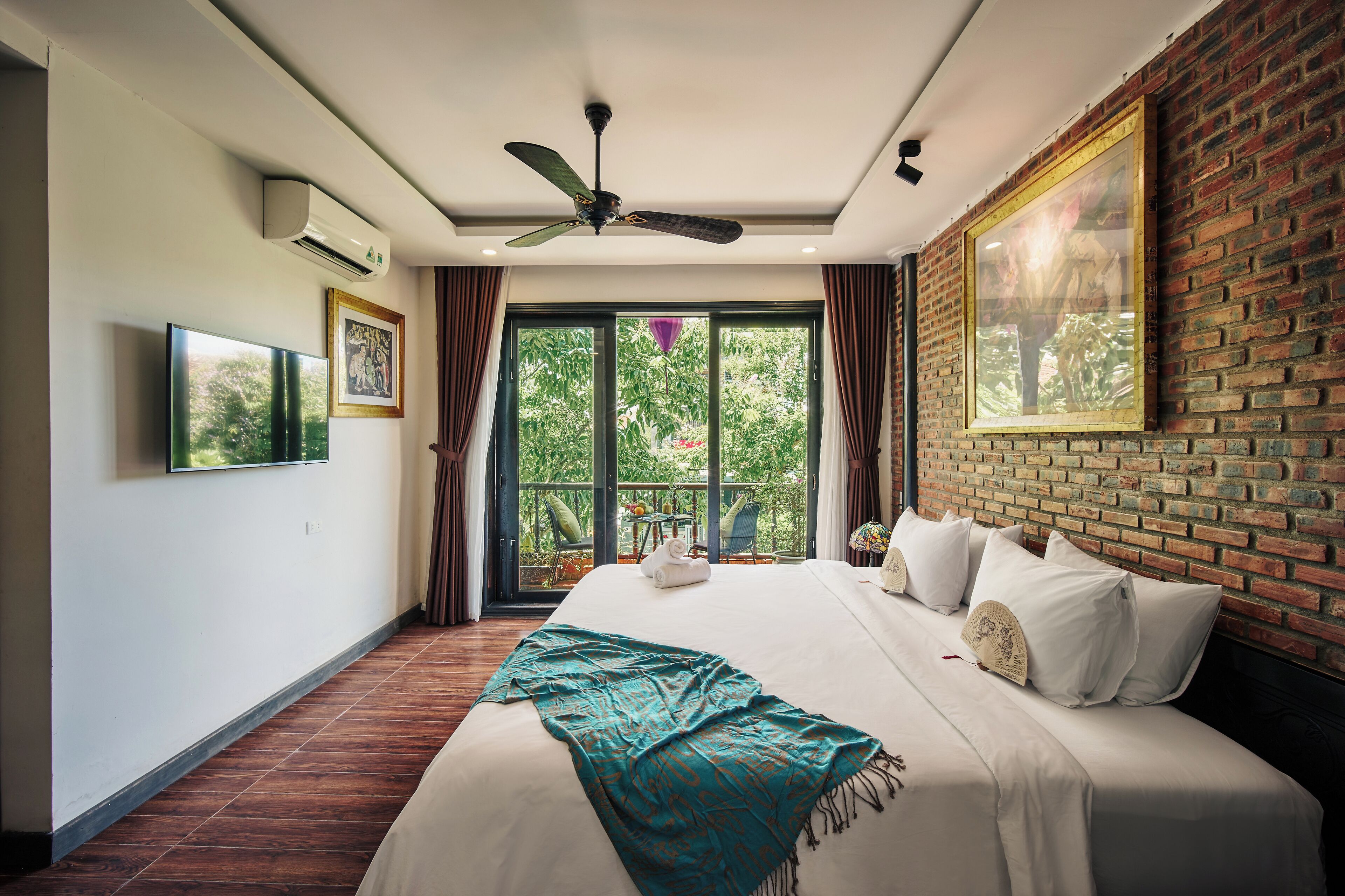 Premier Room, 1 King Bed, Balcony, City View | Premium bedding, pillowtop beds, minibar, desk