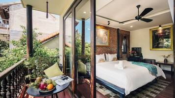 Chambre « Premier », 1 trÚs grand lit, balcon, vue ville | Balcon