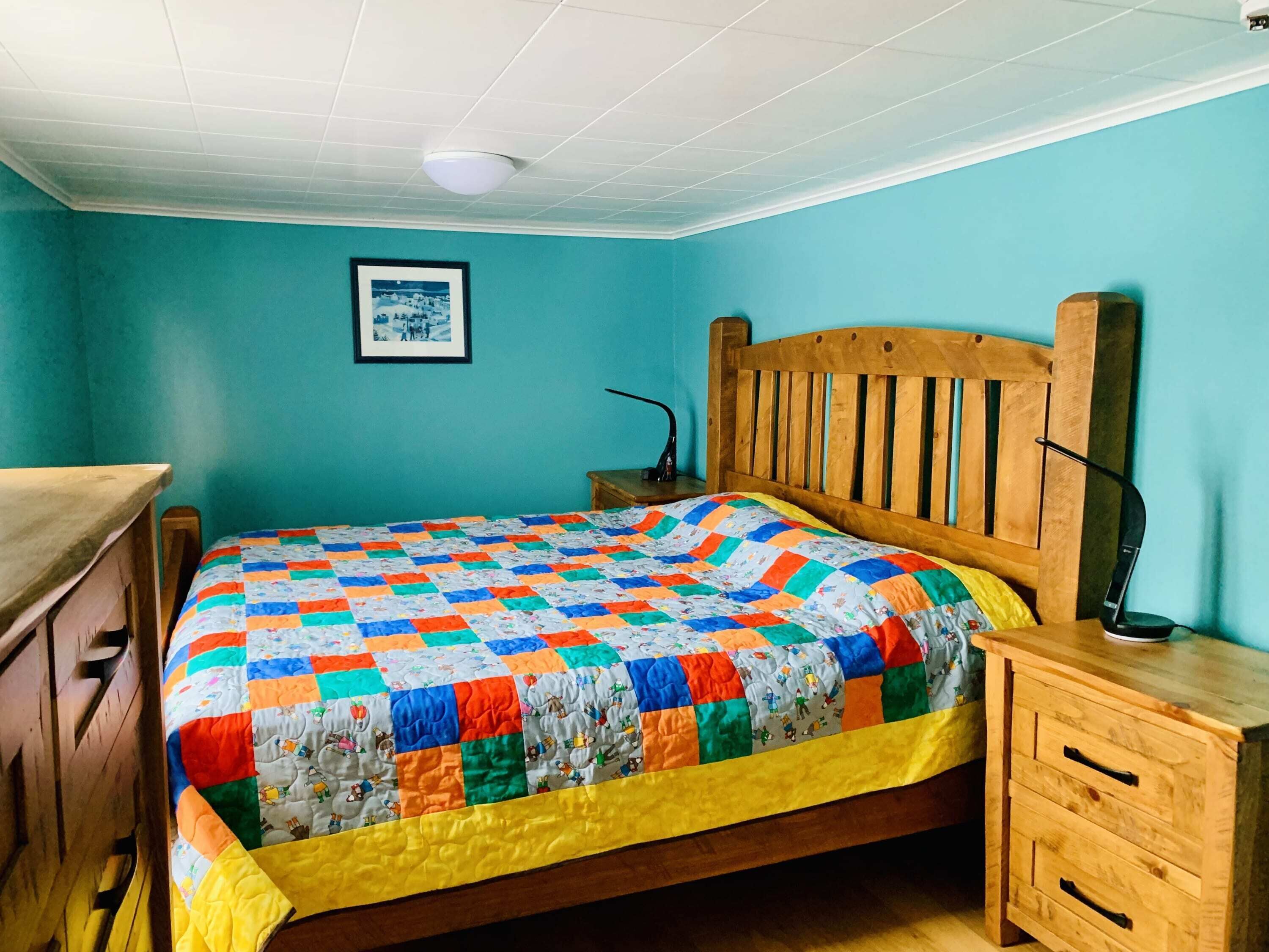 4 عدّة غرف نوم وواي فاي وملاءات أسرّة