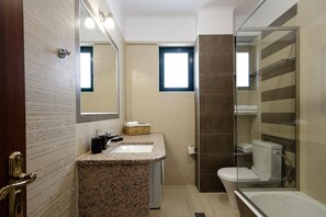 Hårtork, handdukar, tvål och schampo