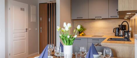 Een koelkast, een kookplaat, een vaatwasser, een broodrooster