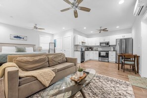 TV, offices - Gorgeous Remodeled Studio& Beautiful Outdoor Space (Merritt Island)